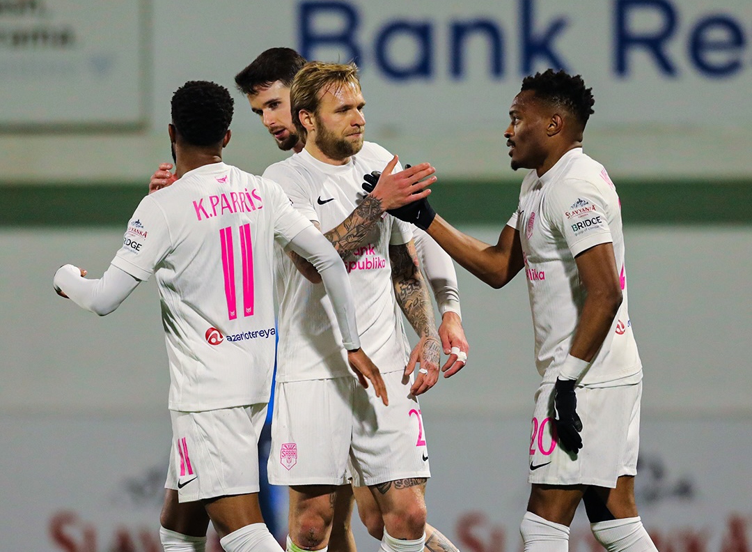 Coy Lens Mikels Đạt Cột Mốc 50 Bàn Thắng Tại Premyer Liq: Một Huyền Thoại Sống Động