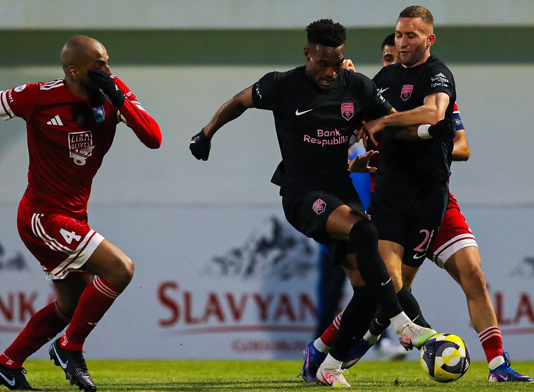 Coy Lens Mikels Đạt Cột Mốc 70 Bàn Thắng Cho Sabah: Hành Trình Của Một Huyền Thoại